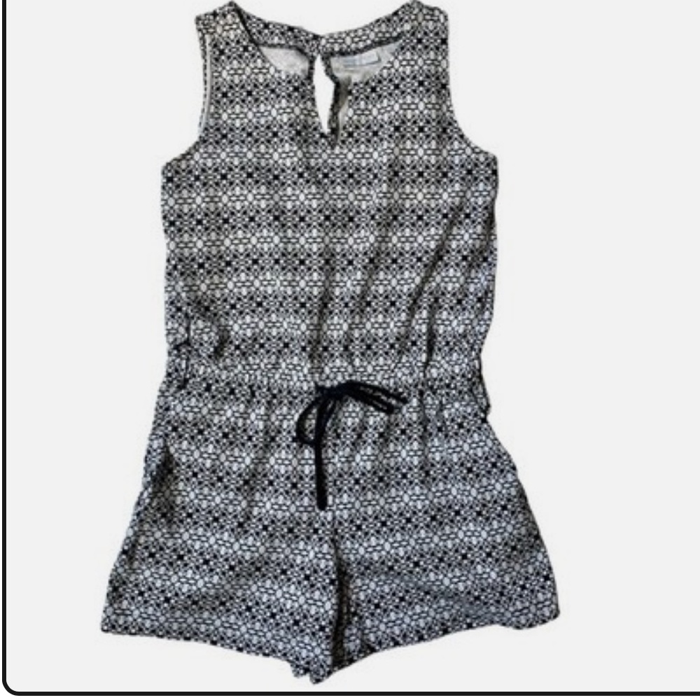 New York & Company Black white Cotton Sleeveless Romper. Size Medium.